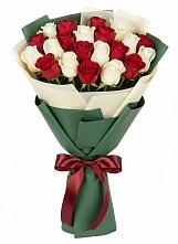 Букет Микс из красных и белых роз в Опарино