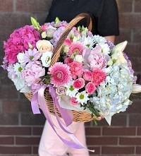 Цветочная композиция из Розы, Хризантемы, Пионы и Лизиантусы в корзине в Опарино
