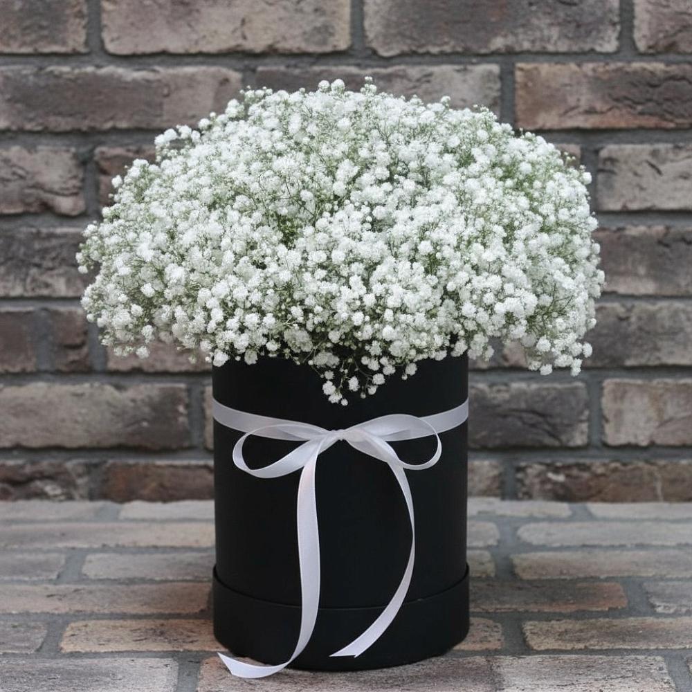 Цветочная композиция из Гипсофила в шляпной коробке в Опарино