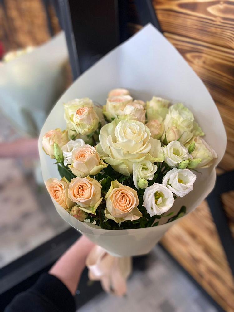 Букет цветов из: Розы и Лизиантусы в Опарино